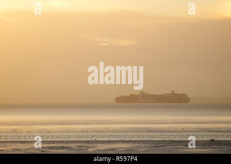 Shoeburyness, Southend-on-Sea, Essex, Regno Unito. Il 30 novembre 2018. Meteo REGNO UNITO: Sunrise su East Beach, Shoeburyness - una vista di un credito in barca: Ben rettore/Alamy Live News Foto Stock