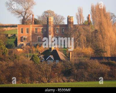 Eastchurch, Kent, Regno Unito. 30 Novembre, 2018. Shurland storico Hall di Eastchurch, Kent spesso indicata come "Enrico VIII nido d'amore", è stato messo in vendita al prezzo di £ 2,5m con agenti Belle & Country che lo descrivono come un 'rara opportunità di acquisire una delle regioni, se non regni uniti migliori case". Il XVI secolo Gatehouse giocato host di Enrico VIII e di Anna Bolena nel mese di ottobre 1532. Le rovine sono state ri-costruito dalla Spitalfields fiducia nel 2006 con una sovvenzione da Inghilterra e del patrimonio di beni architettonici fondo. Credito: James Bell/Alamy Live News Foto Stock