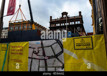 Belfast, Irlanda del Nord. 30 Nov 2018. I contenitori di spedizione per proteggere gli acquirenti di Belfast recentemente riaperto Royal Avenue " nel caso in cui l'edificio Primark cade' Credito: thinkx2/Alamy Live News Foto Stock