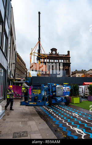 Belfast, Irlanda del Nord. 30 Nov 2018. I contenitori di spedizione per proteggere gli acquirenti di Belfast recentemente riaperto Royal Avenue " nel caso in cui l'edificio Primark cade' Credito: thinkx2/Alamy Live News Foto Stock