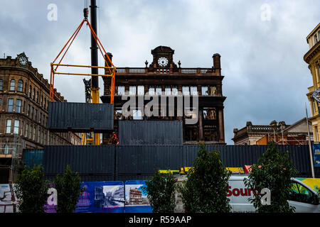 Belfast, Irlanda del Nord. 30 Nov 2018. I contenitori di spedizione per proteggere gli acquirenti di Belfast recentemente riaperto Royal Avenue " nel caso in cui l'edificio Primark cade' Credito: thinkx2/Alamy Live News Foto Stock