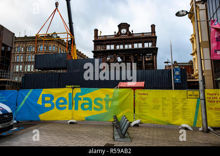 Belfast, Irlanda del Nord. 30 Nov 2018. I contenitori di spedizione per proteggere gli acquirenti di Belfast recentemente riaperto Royal Avenue " nel caso in cui l'edificio Primark cade' Credito: thinkx2/Alamy Live News Foto Stock