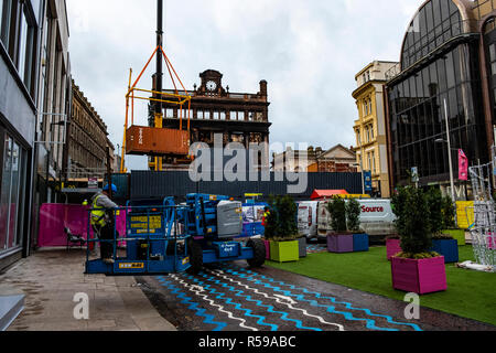 Belfast, Irlanda del Nord. 30 Nov 2018. I contenitori di spedizione per proteggere gli acquirenti di Belfast recentemente riaperto Royal Avenue " nel caso in cui l'edificio Primark cade' Credito: thinkx2/Alamy Live News Foto Stock