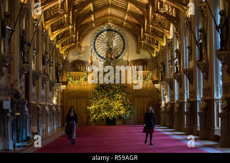 Windsor, Regno Unito. 30 Novembre, 2018. Gli Appartamenti di Stato al Castello di Windsor sono state decorate con scintillanti alberi di Natale e scintillanti luci di Natale. Visto qui in St George's Hall un sorprendente 20ft Nordmann abete dal Windsor Great Park vestito d'oro. Un 15ft albero di Natale viene visualizzato anche nell'Crimson Drawing Room. Credito: Mark Kerrison/Alamy Live News Foto Stock