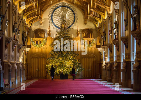 Windsor, Regno Unito. 30 Novembre, 2018. Gli Appartamenti di Stato al Castello di Windsor sono state decorate con scintillanti alberi di Natale e scintillanti luci di Natale. Visto qui in St George's Hall un sorprendente 20ft Nordmann abete dal Windsor Great Park vestito d'oro. Un 15ft albero di Natale viene visualizzato anche nell'Crimson Drawing Room. Credito: Mark Kerrison/Alamy Live News Foto Stock