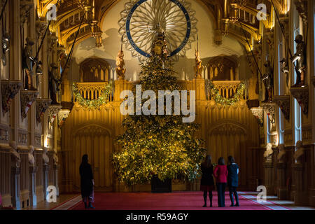 Windsor, Regno Unito. 30 Novembre, 2018. Gli Appartamenti di Stato al Castello di Windsor sono state decorate con scintillanti alberi di Natale e scintillanti luci di Natale. Visto qui in St George's Hall un sorprendente 20ft Nordmann abete dal Windsor Great Park vestito d'oro. Un 15ft albero di Natale viene visualizzato anche nell'Crimson Drawing Room. Credito: Mark Kerrison/Alamy Live News Foto Stock