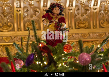 Windsor, Regno Unito. 30 Novembre, 2018. Gli Appartamenti di Stato al Castello di Windsor sono state decorate con scintillanti alberi di Natale e scintillanti luci di Natale. Visto qui un 15ft albero di Natale in Crimson Drawing Room (un appartamento Semi-State aprire al castello di visitatori durante i mesi invernali). Un 20ft Nordmann abete si distingue anche in St George's Hall vestiti con decorazioni in oro. Credito: Mark Kerrison/Alamy Live News Foto Stock