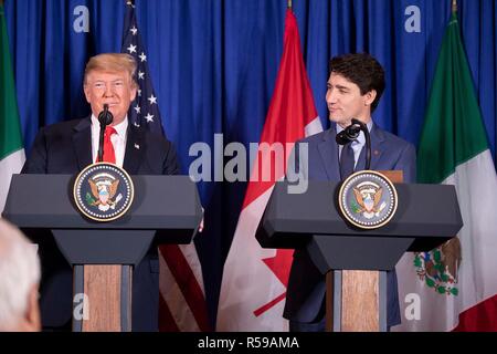 Stati Uniti Presidente Donald Trump, sinistra, e il primo ministro canadese Justin Trudeau durante una conferenza stampa dopo la firma del nuovo accordo NAFTA accordo commerciale chiamato USMCA Novembre 30, 2018 a Buenos Aires, Argentina. Foto Stock