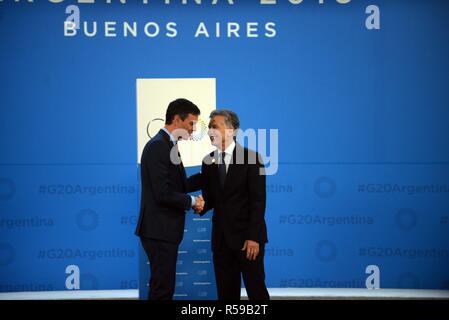 Buenos Aires, Argentina. 30 Novembre, 2018. Il presidente argentino Mauricio Macri, destra, accoglie con favore il Primo Ministro spagnolo Pedro Sanchez all'inizio del Vertice del G20 incontro presso la costa centro Salguero Novembre 30, 2018 a Buenos Aires, Argentina. Credito: Planetpix/Alamy Live News Foto Stock