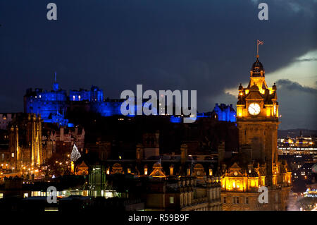 Edimburgo, Scozia, Regno Unito. 30 Novembre, 2018. Il Castello di Edimburgo opportunamente vestiti per celebrare St Andrew della notte da una illuminazione delle sue mura e bastioni con faretti blu. Foto Stock