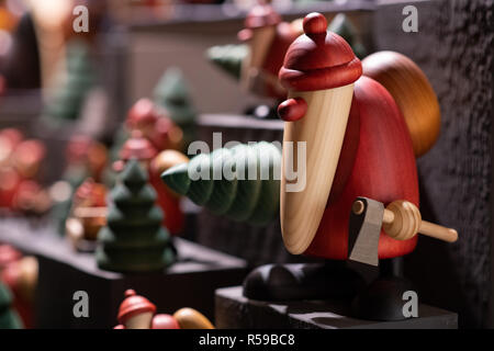 Il 30 novembre 2018, Schleswig-Holstein, Lubecca: un artista dalla regione di Erzgebirge presenta a tornire arte in forma di Santa Claus presso il mercato di Natale nel Heiligen-Geist-ospedale. Il mercato artigianale nel XIII secolo sulle pareti è aperta fino al 10 dicembre. Foto: Rainer Jensen/dpa Foto Stock
