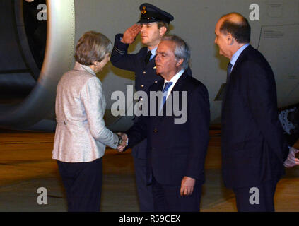 Il Primo Ministro inglese Theresa Maggio, sinistra, arriva al Ministro Pistarini International Airport 29 Novembre 2018 a Buenos Aires, Argentina. Maggio entreranno a far parte di altri leader mondiali nel gruppo dei 20 paesi industrializzati incontro al vertice. Foto Stock