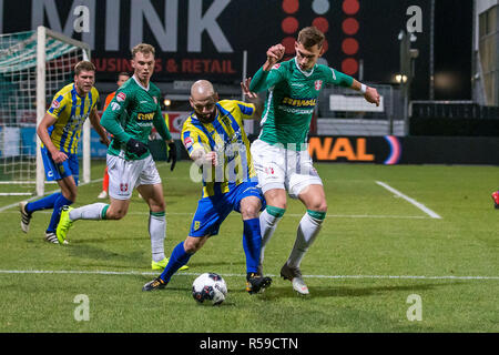 DORDRECHT , 30-11-2018 , Riwal Hoogwerkers Stadium , Calcetto , Stagione 2018/2019 , olandese Keuken Kampioen Divisie , FC Dordrecht - RKC Waalwijk , RKC player Hans Mulder (l) FC Dordrecht player Maarten Peijnenburg durante la partita Foto Stock