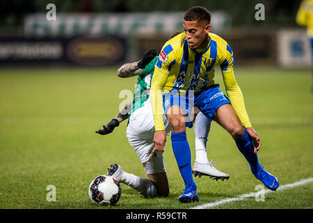 DORDRECHT , 30-11-2018 , Riwal Hoogwerkers Stadium , Calcetto , Stagione 2018/2019 , olandese Keuken Kampioen Divisie , FC Dordrecht - RKC Waalwijk , RKC player Jurien Gaari (r) FC Dordrecht player Brandon O Ottewill durante la partita Foto Stock