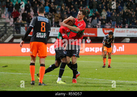 NIJMEGEN, 30-11-2018, Goffert stadium, stagione 2018 / 2019, olandese Keuken Kampioen Divisie, NEC Nijmegen player Jonathan Okita e NEC Nijmegen player Sven Braken celebra il 1-1 durante il match NEC - FC Volendam. Foto Stock