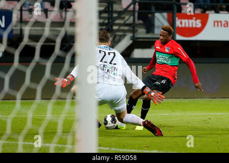 NIJMEGEN, 30-11-2018, Goffert stadium, stagione 2018 / 2019, olandese Keuken Kampioen Divisie, NEC Nijmegen player Jonathan Okita segnando il 1-1 durante il match NEC - FC Volendam. Foto Stock