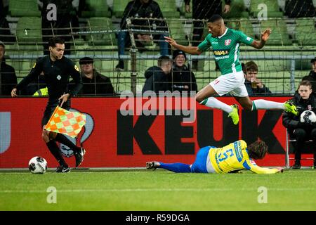 DORDRECHT , 30-11-2018 , Riwal Hoogwerkers Stadium , Calcetto , Stagione 2018/2019 , olandese Keuken Kampioen Divisie , FC Dordrecht - RKC Waalwijk , FC Dordrecht player Jeremy Cijntje RKC player Paolo Quasten durante la partita Foto Stock