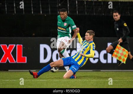 DORDRECHT , 30-11-2018 , Riwal Hoogwerkers Stadium , Calcetto , Stagione 2018/2019 , olandese Keuken Kampioen Divisie , FC Dordrecht - RKC Waalwijk , FC Dordrecht player Jeremy Cijntje(l) lettore RKZ Ingo van Weert durante la partita Foto Stock