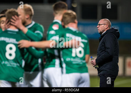 DORDRECHT , 30-11-2018 , Riwal Hoogwerkers Stadium , Calcetto , Stagione 2018/2019 , olandese Keuken Kampioen Divisie , FC Dordrecht - RKC Waalwijk , RKC trainer coach Fred Grim (r) è deluso il Dordrecht giocatori celebrare l'obiettivo Foto Stock