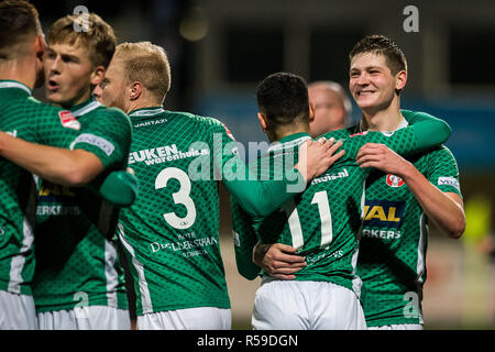 DORDRECHT , 30-11-2018 , Riwal Hoogwerkers Stadium , Calcetto , Stagione 2018/2019 , olandese Keuken Kampioen Divisie , FC Dordrecht - RKC Waalwijk , FC Dordrecht player Maarten Peijnenburg (r) celebra il traguardo FC Dordrecht giocatore Oussama Zamouri (2-R) durante la partita Foto Stock