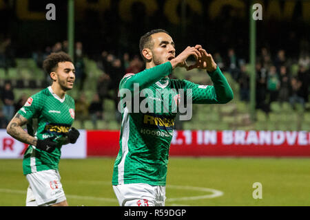 DORDRECHT , 30-11-2018 , Riwal Hoogwerkers Stadium , Calcetto , Stagione 2018/2019 , olandese Keuken Kampioen Divisie , FC Dordrecht - RKC Waalwijk , FC Dordrecht giocatore Oussama Zamouri (r) festeggia il suo durante la partita Foto Stock
