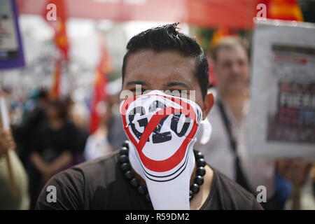 Buenos Aires, Argentina. 30 Novembre, 2018. Un dimostrante mascherato prende parte ad una manifestazione di protesta contro il vertice del G20. Il primo giorno del vertice del G20, migliaia di persone hanno protestato nella capitale argentina contro la riunione dei capi di Stato e di governo dei più importanti paesi industrializzati e paesi emergenti. Le forze di sicurezza sono state preparando per le violente proteste. Sul vertice di giorni, 25.000 poliziotti e soldati sono dispiegati nella capitale argentina. Credito: Nicolas Villalobos/dpa/Alamy Live News Foto Stock