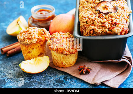 In casa apple crumble torta servito su una griglia su una bianca sto Foto Stock