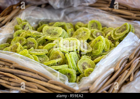 Essiccato kiwi le fette su un mercato in Francia Foto Stock