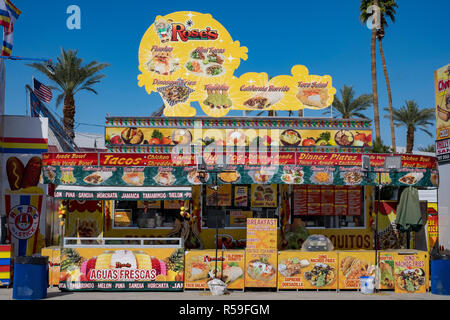 Il carnevale tradizionale di bancarelle di vari alimenti, bevande e servizi a una fiera in California del sud che rappresenta la vera Americana. Foto Stock