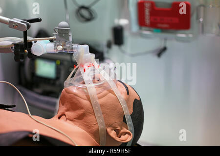 Maschera respiratoria sul simulatore paziente Foto Stock