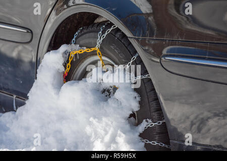 Catene da neve su pneumatici per auto Foto Stock