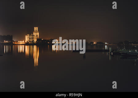 Vista notturna di acqua negli EMIRATI ARABI UNITI Foto Stock
