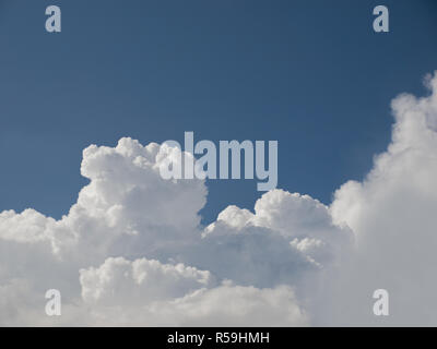 Cielo Molto nuvoloso in ore diurne Foto Stock