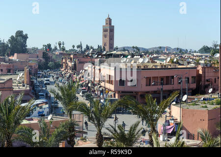 28-02-15, Marrakech, Marocco. Vista guardando a nord verso la moschea di Koutoubia, dal sud della medina. I tetti dotati di antenne paraboliche per la ricezione satellitare. Moderno b Foto Stock