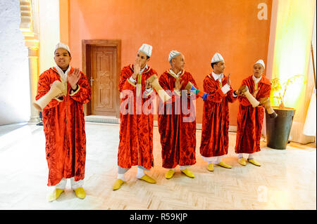 28-02-15, Marrakech, Marocco. Animazione Turistica presso il Mogador Hotel, con i batteristi, musicisti e acrobati. Foto: © Simon Grosset Foto Stock