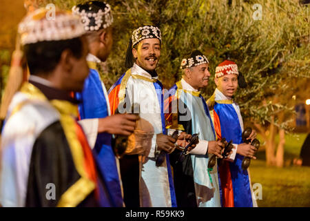 28-02-15, Marrakech, Marocco. Animazione Turistica presso il Mogador Hotel, con i batteristi, musicisti e acrobati. Foto: © Simon Grosset Foto Stock