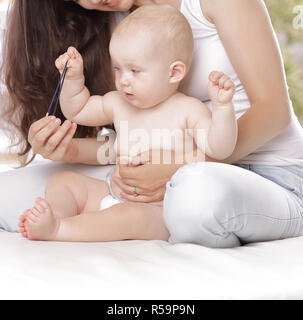 Giovane madre insegna al bambino stand. Il concetto di maternità Foto Stock