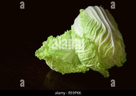 Una sana alimentazione vegetariana, organico cavolo di Pechino su sfondo scuro Foto Stock