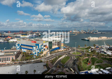 Immagine aerea Centro Commerciale El Muelle a Las Palmas de Gran Canaria con la porta in background Foto Stock