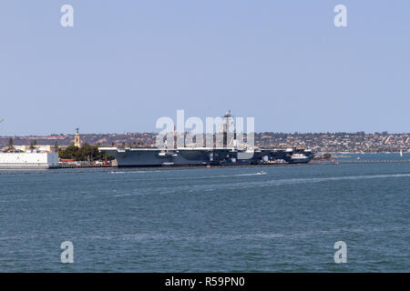 La USS Nimitz CVN (68) Una Nimitz-class supercarrier, ormeggiato nella Base Navale di Kitsap, San Diego, Stati Uniti (per la manutenzione). Foto Stock