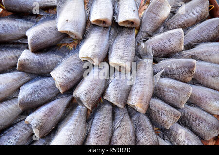 Mare mercato alimentare in Maeklong mercato ferroviario Foto Stock