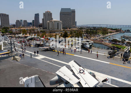 Vista generale attraverso il ponte di volo della USS Midway Museum, Baia di San Diego, California, Stati Uniti Foto Stock