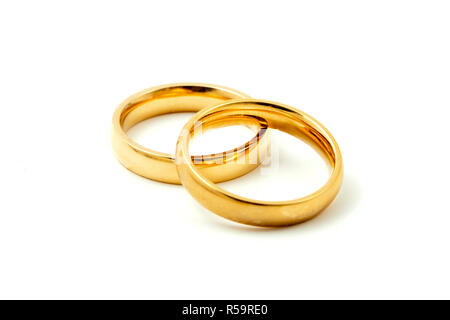 Gli anelli di nozze su sfondo bianco Foto Stock