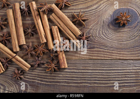 Angolo di alta vista cinnamons con anice stelle su sfondo di legno, vista dall'alto con posto per il testo Foto Stock