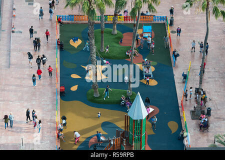 Immagine aerea del parco giochi pieno di bambini al Parque de Santa Catalina Foto Stock