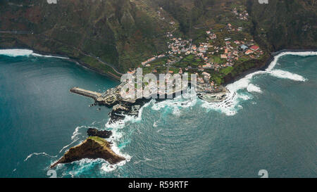 Drone vista aerea del villaggio di Porto Moniz, Isola di Madeira, Portogallo Foto Stock