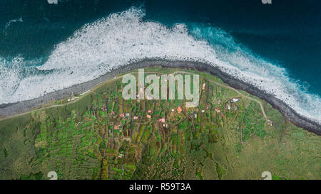 Drone vista aerea di 'Achadas da Cruz"villaggio sull'isola di Madeira, Portogallo Foto Stock