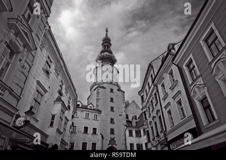 Bratislava; la città capitale della Slovacchia. Michalska street Saint Michael's Gate e torre di Bratislava. Foto Stock