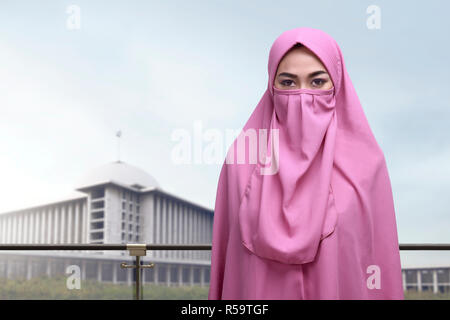 Bella asiatica donna musulmana con niqab in piedi Foto Stock