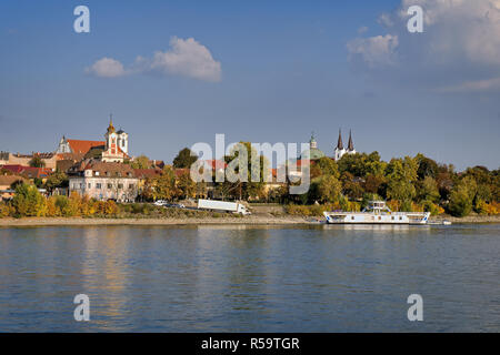 Città di Vac a nord di Budapest, Ungheria che ha un traghetto per attraversare il Danubio. Foto Stock